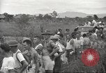 Standbild uns Kriegsgefangenen befreit von japanischen Gefängnis in Zweiten Weltkrieg Cabanatuan Philippinen, 1945, aus Sekunde 48 historischem Filmmaterial Videoclip 65675062318