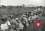 Standbild uns Kriegsgefangenen befreit von japanischen Gefängnis in Zweiten Weltkrieg Cabanatuan Philippinen, 1945, aus Sekunde 49 historischem Filmmaterial Videoclip 65675062318