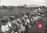 Standbild uns Kriegsgefangenen befreit von japanischen Gefängnis in Zweiten Weltkrieg Cabanatuan Philippinen, 1945, aus Sekunde 50 historischem Filmmaterial Videoclip 65675062318