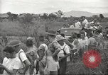 Standbild uns Kriegsgefangenen befreit von japanischen Gefängnis in Zweiten Weltkrieg Cabanatuan Philippinen, 1945, aus Sekunde 51 historischem Filmmaterial Videoclip 65675062318