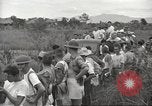 Standbild uns Kriegsgefangenen befreit von japanischen Gefängnis in Zweiten Weltkrieg Cabanatuan Philippinen, 1945, aus Sekunde 52 historischem Filmmaterial Videoclip 65675062318