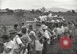 Standbild uns Kriegsgefangenen befreit von japanischen Gefängnis in Zweiten Weltkrieg Cabanatuan Philippinen, 1945, aus Sekunde 53 historischem Filmmaterial Videoclip 65675062318