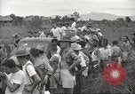 Standbild uns Kriegsgefangenen befreit von japanischen Gefängnis in Zweiten Weltkrieg Cabanatuan Philippinen, 1945, aus Sekunde 54 historischem Filmmaterial Videoclip 65675062318