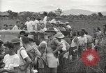 Standbild uns Kriegsgefangenen befreit von japanischen Gefängnis in Zweiten Weltkrieg Cabanatuan Philippinen, 1945, aus Sekunde 55 historischem Filmmaterial Videoclip 65675062318