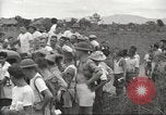 Standbild uns Kriegsgefangenen befreit von japanischen Gefängnis in Zweiten Weltkrieg Cabanatuan Philippinen, 1945, aus Sekunde 56 historischem Filmmaterial Videoclip 65675062318