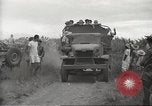 Standbild uns Kriegsgefangenen befreit von japanischen Gefängnis in Zweiten Weltkrieg Cabanatuan Philippinen, 1945, aus Sekunde 57 historischem Filmmaterial Videoclip 65675062318