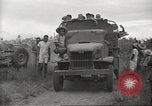 Standbild uns Kriegsgefangenen befreit von japanischen Gefängnis in Zweiten Weltkrieg Cabanatuan Philippinen, 1945, aus Sekunde 58 historischem Filmmaterial Videoclip 65675062318