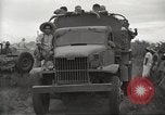 Standbild uns Kriegsgefangenen befreit von japanischen Gefängnis in Zweiten Weltkrieg Cabanatuan Philippinen, 1945, aus Sekunde 59 historischem Filmmaterial Videoclip 65675062318