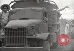 Standbild uns Kriegsgefangenen befreit von japanischen Gefängnis in Zweiten Weltkrieg Cabanatuan Philippinen, 1945, aus Sekunde 60 historischem Filmmaterial Videoclip 65675062318