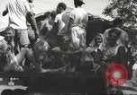 Immagine di Gli americani liberato dalla prigione giapponese arriva all'ospedale Guimba Nueva Ecija Filippine, 1945, secondo 7 filmato di repertorio 65675062321
