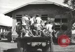 Immagine di Gli americani liberato dalla prigione giapponese arriva all'ospedale Guimba Nueva Ecija Filippine, 1945, secondo 11 filmato di repertorio 65675062321