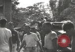 Immagine di Gli americani liberato dalla prigione giapponese arriva all'ospedale Guimba Nueva Ecija Filippine, 1945, secondo 14 filmato di repertorio 65675062321