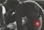 Immagine di Gli americani liberato dalla prigione giapponese arriva all'ospedale Guimba Nueva Ecija Filippine, 1945, secondo 57 filmato di repertorio 65675062321