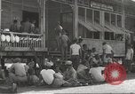 Immagine di Gli americani liberato dalla prigione giapponese arriva all'ospedale Guimba Nueva Ecija Filippine, 1945, secondo 58 filmato di repertorio 65675062321
