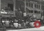Immagine di Gli americani liberato dalla prigione giapponese arriva all'ospedale Guimba Nueva Ecija Filippine, 1945, secondo 59 filmato di repertorio 65675062321