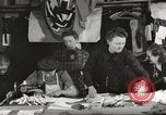 Immagine di Il francese operatori della Croce Rossa Thionville Francia, 1945, secondo 11 filmato di repertorio 65675062327