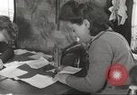 Immagine di Il francese operatori della Croce Rossa Thionville Francia, 1945, secondo 53 filmato di repertorio 65675062327