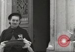 Standbild USA Offiziere Thionville Frankreich, 1945, aus Sekunde 27 historischem Filmmaterial Videoclip 65675062328