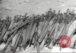 Standbild Amerikanische Rüstungsgüter die durch japanische in Philippinen Philippinen, 1942, aus Sekunde 49 historischem Filmmaterial Videoclip 65675062378