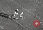 Standbild Fußballspiel Chicago Illinois USA, 1963, aus Sekunde 32 historischem Filmmaterial Videoclip 65675062496