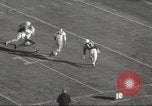 Standbild Fußballspiel Chicago Illinois USA, 1963, aus Sekunde 35 historischem Filmmaterial Videoclip 65675062496