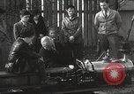Image Les enfants voyagent sur le train tiré par petite locomotive Waltham Massachusetts USA, 1932, de la seconde 11 séquences d'archives historiques vidéo 65675062519