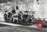 Image Les enfants voyagent sur le train tiré par petite locomotive Waltham Massachusetts USA, 1932, de la seconde 19 séquences d'archives historiques vidéo 65675062519