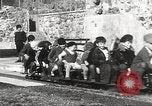 Image Les enfants voyagent sur le train tiré par petite locomotive Waltham Massachusetts USA, 1932, de la seconde 20 séquences d'archives historiques vidéo 65675062519