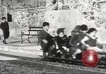 Image Les enfants voyagent sur le train tiré par petite locomotive Waltham Massachusetts USA, 1932, de la seconde 21 séquences d'archives historiques vidéo 65675062519