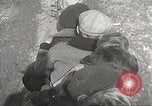 Image Les enfants voyagent sur le train tiré par petite locomotive Waltham Massachusetts USA, 1932, de la seconde 30 séquences d'archives historiques vidéo 65675062519