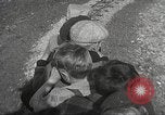 Image Les enfants voyagent sur le train tiré par petite locomotive Waltham Massachusetts USA, 1932, de la seconde 31 séquences d'archives historiques vidéo 65675062519