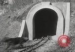 Image Les enfants voyagent sur le train tiré par petite locomotive Waltham Massachusetts USA, 1932, de la seconde 36 séquences d'archives historiques vidéo 65675062519