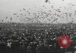 Standbild Tauben freigegeben Jackson Heights Long Island New York USA, 1932, aus Sekunde 13 historischem Filmmaterial Videoclip 65675062521