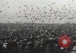 Standbild Tauben freigegeben Jackson Heights Long Island New York USA, 1932, aus Sekunde 15 historischem Filmmaterial Videoclip 65675062521