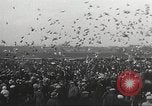 Standbild Tauben freigegeben Jackson Heights Long Island New York USA, 1932, aus Sekunde 16 historischem Filmmaterial Videoclip 65675062521