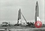 Standbild V-2 Raketen Deutschland, 1943, aus Sekunde 28 historischem Filmmaterial Videoclip 65675062545