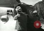 Standbild deutsche Techniker arbeiten an V-2 Rakete Antrieb Blizna Polen, 1944, aus Sekunde 7 historischem Filmmaterial Videoclip 65675062554