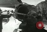 Standbild deutsche Techniker arbeiten an V-2 Rakete Antrieb Blizna Polen, 1944, aus Sekunde 10 historischem Filmmaterial Videoclip 65675062554
