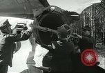 Standbild deutsche Techniker arbeiten an V-2 Rakete Antrieb Blizna Polen, 1944, aus Sekunde 11 historischem Filmmaterial Videoclip 65675062554