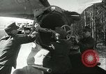 Standbild deutsche Techniker arbeiten an V-2 Rakete Antrieb Blizna Polen, 1944, aus Sekunde 14 historischem Filmmaterial Videoclip 65675062554
