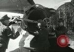 Standbild deutsche Techniker arbeiten an V-2 Rakete Antrieb Blizna Polen, 1944, aus Sekunde 15 historischem Filmmaterial Videoclip 65675062554