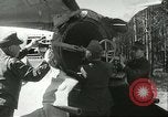 Standbild deutsche Techniker arbeiten an V-2 Rakete Antrieb Blizna Polen, 1944, aus Sekunde 16 historischem Filmmaterial Videoclip 65675062554