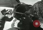 Standbild deutsche Techniker arbeiten an V-2 Rakete Antrieb Blizna Polen, 1944, aus Sekunde 17 historischem Filmmaterial Videoclip 65675062554