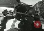 Standbild deutsche Techniker arbeiten an V-2 Rakete Antrieb Blizna Polen, 1944, aus Sekunde 19 historischem Filmmaterial Videoclip 65675062554