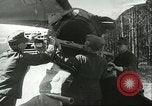 Standbild deutsche Techniker arbeiten an V-2 Rakete Antrieb Blizna Polen, 1944, aus Sekunde 20 historischem Filmmaterial Videoclip 65675062554
