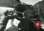 Standbild deutsche Techniker arbeiten an V-2 Rakete Antrieb Blizna Polen, 1944, aus Sekunde 22 historischem Filmmaterial Videoclip 65675062554