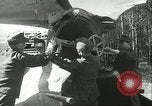 Standbild deutsche Techniker arbeiten an V-2 Rakete Antrieb Blizna Polen, 1944, aus Sekunde 24 historischem Filmmaterial Videoclip 65675062554