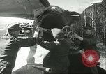Standbild deutsche Techniker arbeiten an V-2 Rakete Antrieb Blizna Polen, 1944, aus Sekunde 25 historischem Filmmaterial Videoclip 65675062554