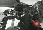 Standbild deutsche Techniker arbeiten an V-2 Rakete Antrieb Blizna Polen, 1944, aus Sekunde 26 historischem Filmmaterial Videoclip 65675062554