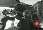 Standbild deutsche Techniker arbeiten an V-2 Rakete Antrieb Blizna Polen, 1944, aus Sekunde 28 historischem Filmmaterial Videoclip 65675062554